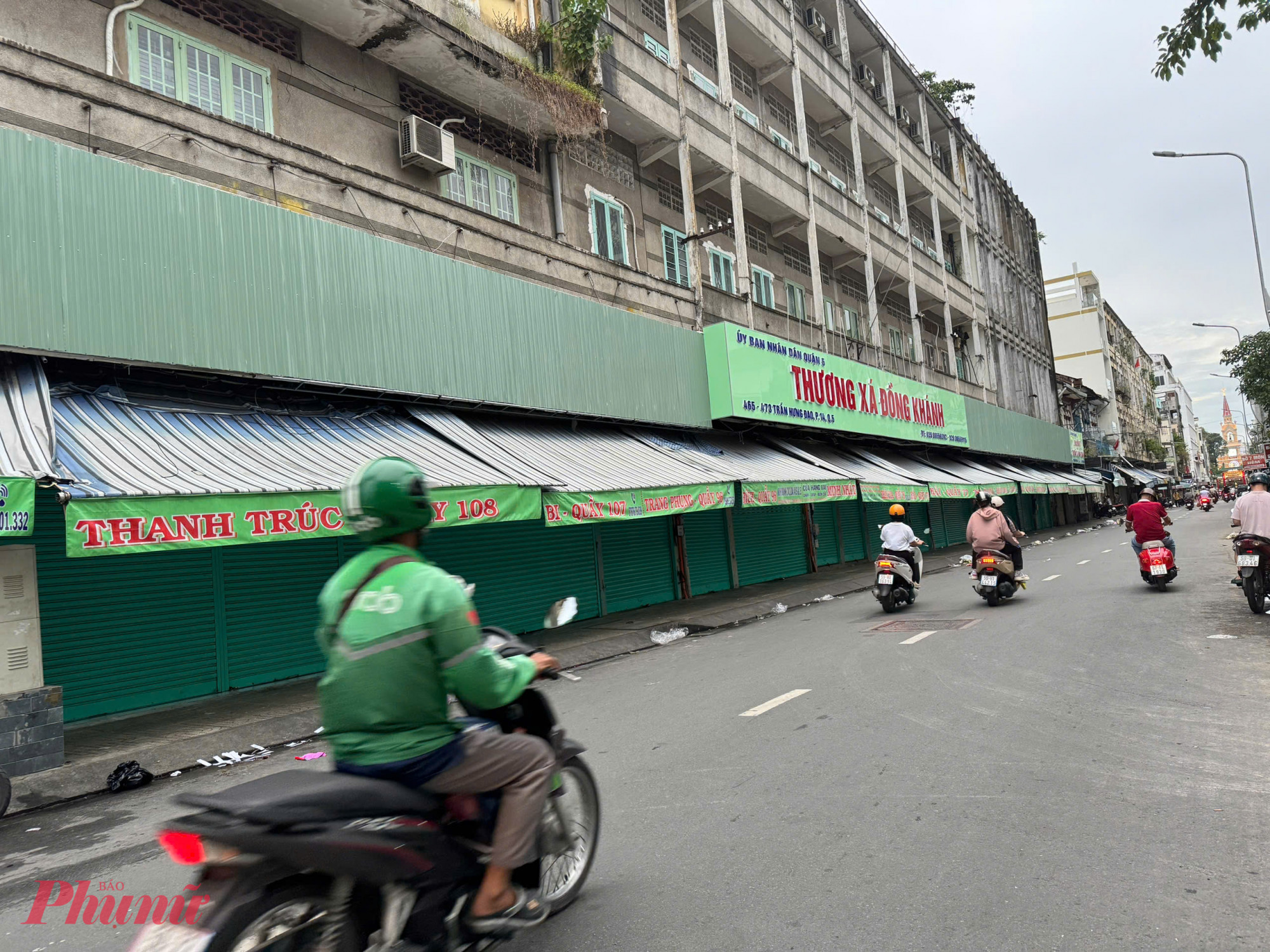 Tại hai mặt tiền của thương xá trên đường Trần Hưng Đạo, hầu hết các sạp đã đóng cửa.