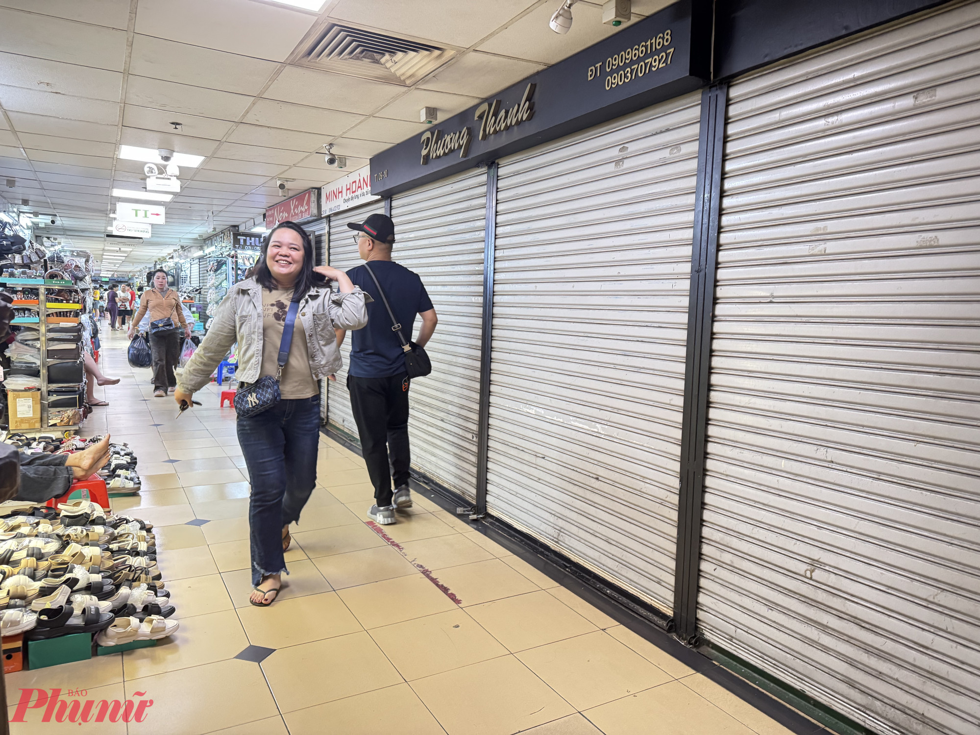 Một tiểu thương tại đây cho biết, nhiều sạp đóng cửa là do lo ngại và chưa thực hiện quy định kê khai hàng tồn kho trước ngày 1/6/2025 theo Nghị định 70. 