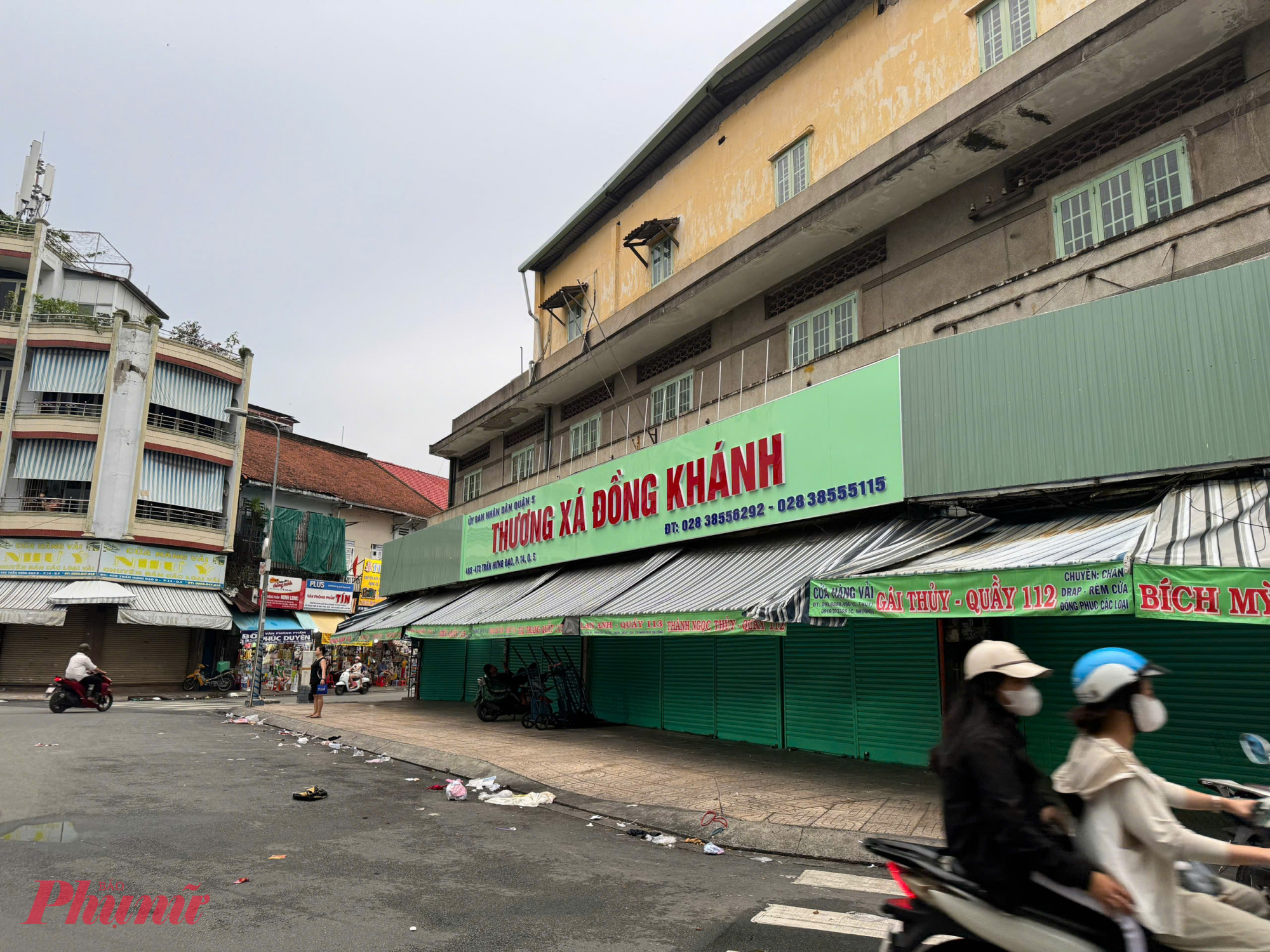 Chiều ngày 9/6, một không khí vắng lặng bao trùm thương xá Đồng Khánh (phố vải Soái Kình Lâm) khi hàng loạt sạp vải tại đây đóng cửa