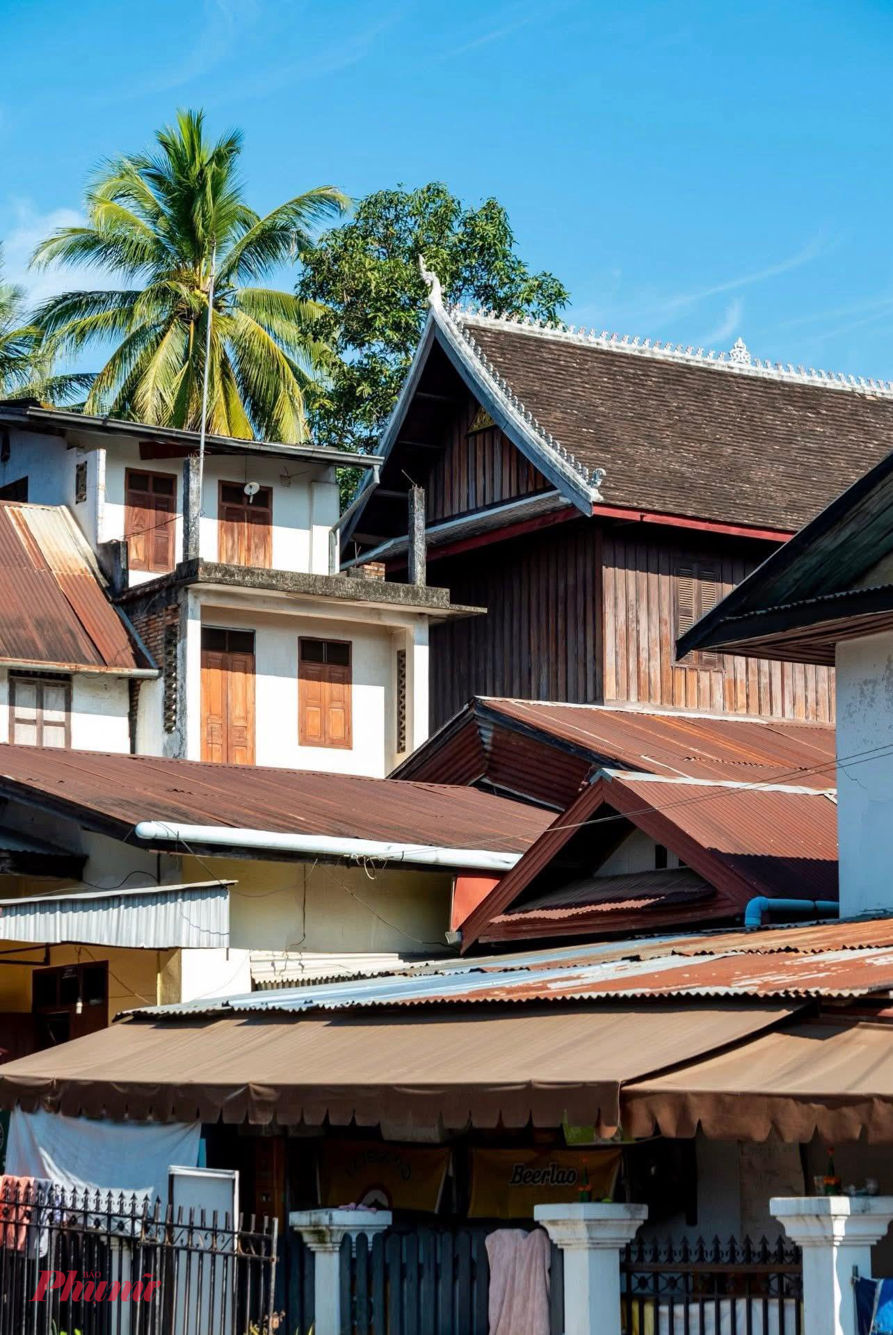 Luang Prabang: Đặc ân của những khoảnh khắc tĩnh lặng Những mái ngói xếp chồng lên nhau như... cách nghĩ của người Lào