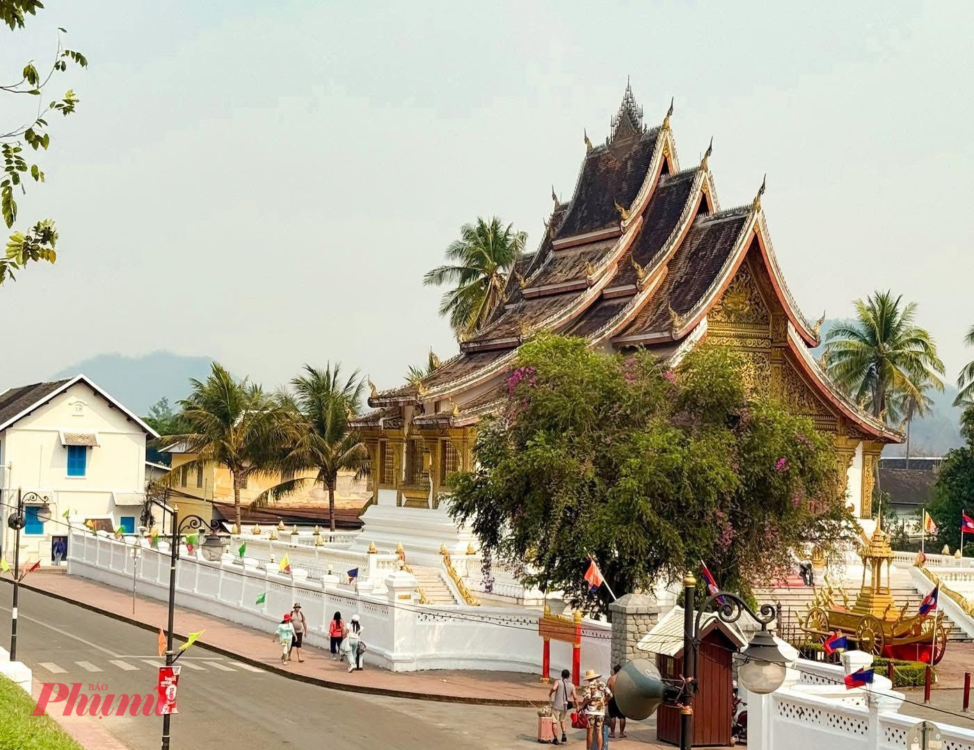 Luang Prabang: Đặc ân của những khoảnh khắc tĩnh lặng Phố xá thanh bình bên nếp chùa mái cong vút