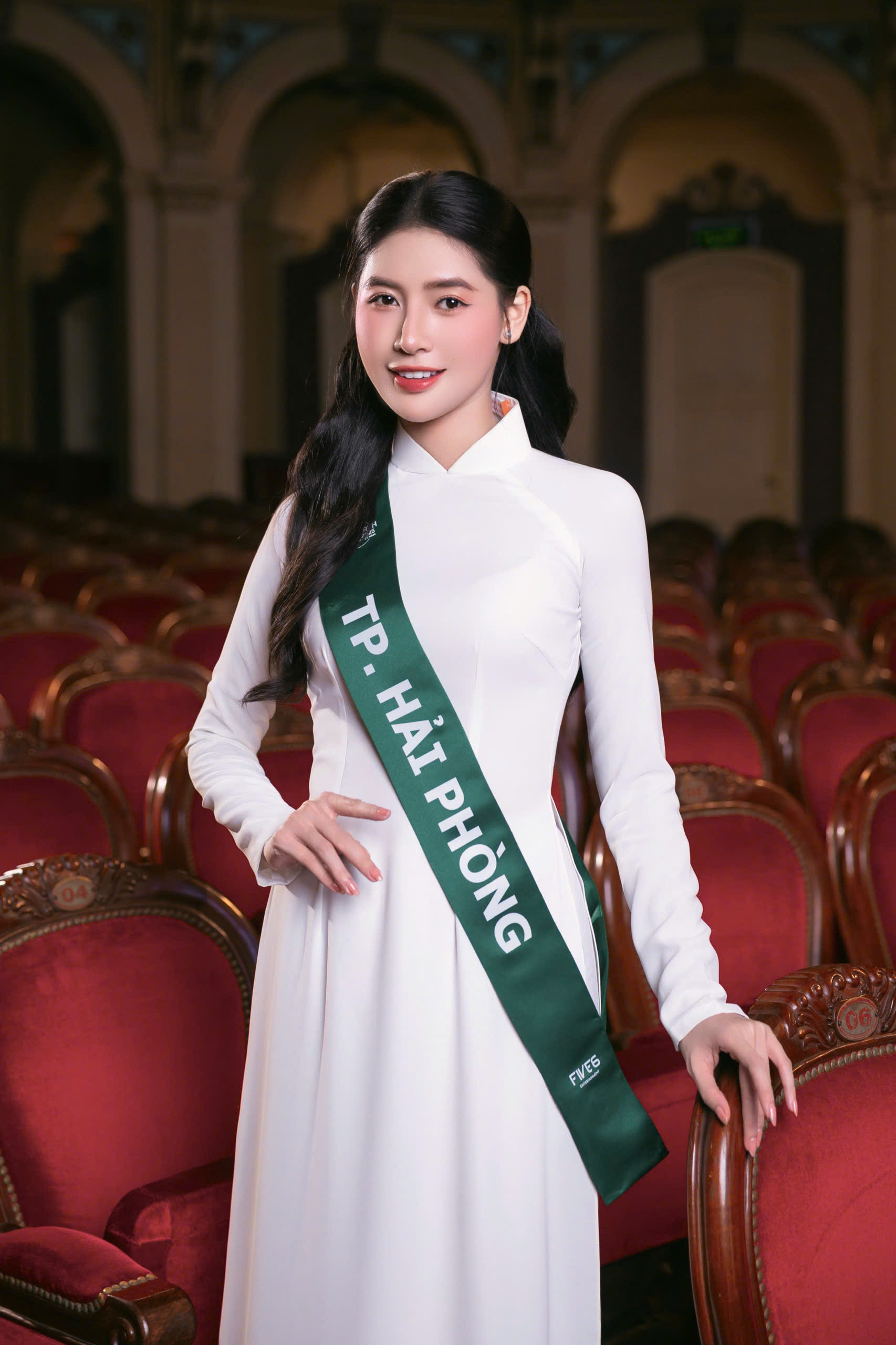  Phạm Hoàng Thu Uyên (SBD 001) cũng là cái tên không quá xa lạ với fan sắc đẹp. Cô đến từ thành phố Hải Phòng, cao 1m70 và có số đo ba vòng là 84-63-94. Thu Uyên có biệt danh Hoa khôi công nghệ từng vào Top 16 Hoa hậu hoàn vũ Việt Nam 2022. Năm ngoái, Phạm Hoàng Thu Uyên đạt ngôi Á hậu 2 Hoa hậu Du lịch Việt Nam toàn cầu.