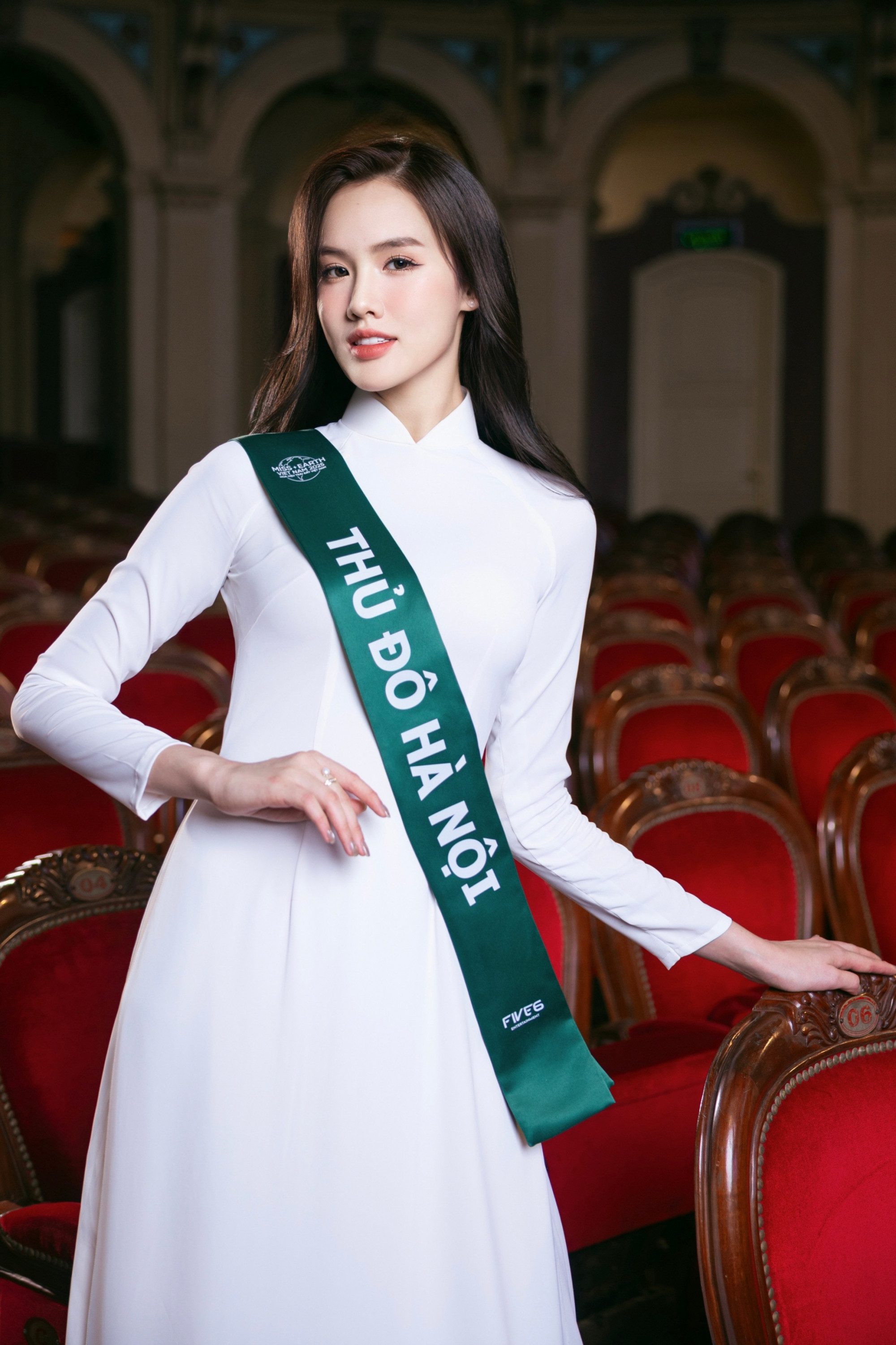 Trịnh Mỹ Anh (SBD: 102, Thủ đô Hà Nội, số đo 85-64-95) đạt Top 35 Hoa Hậu Việt Nam và Top 18 Người đẹp nhân ái Hoa Hậu Việt Nam 2022, Top 36 Miss Grand Vietnam 2024 cũng là một ứng cử viên sáng giá cho danh hiệu Hoa hậu Trái Đất 2025. 