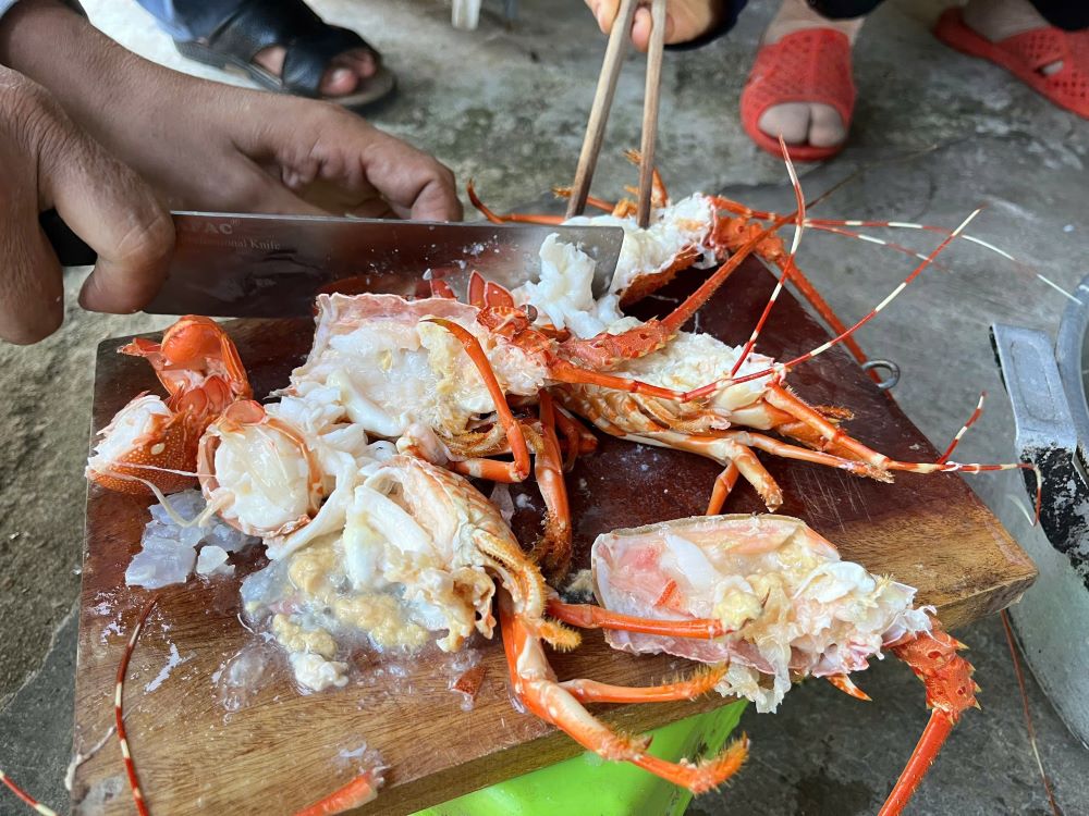 Tôm chết bị bơm tạp chất để đánh lừa người tiêu dùng - Ảnh: Chi cục QLTT Phú Yên