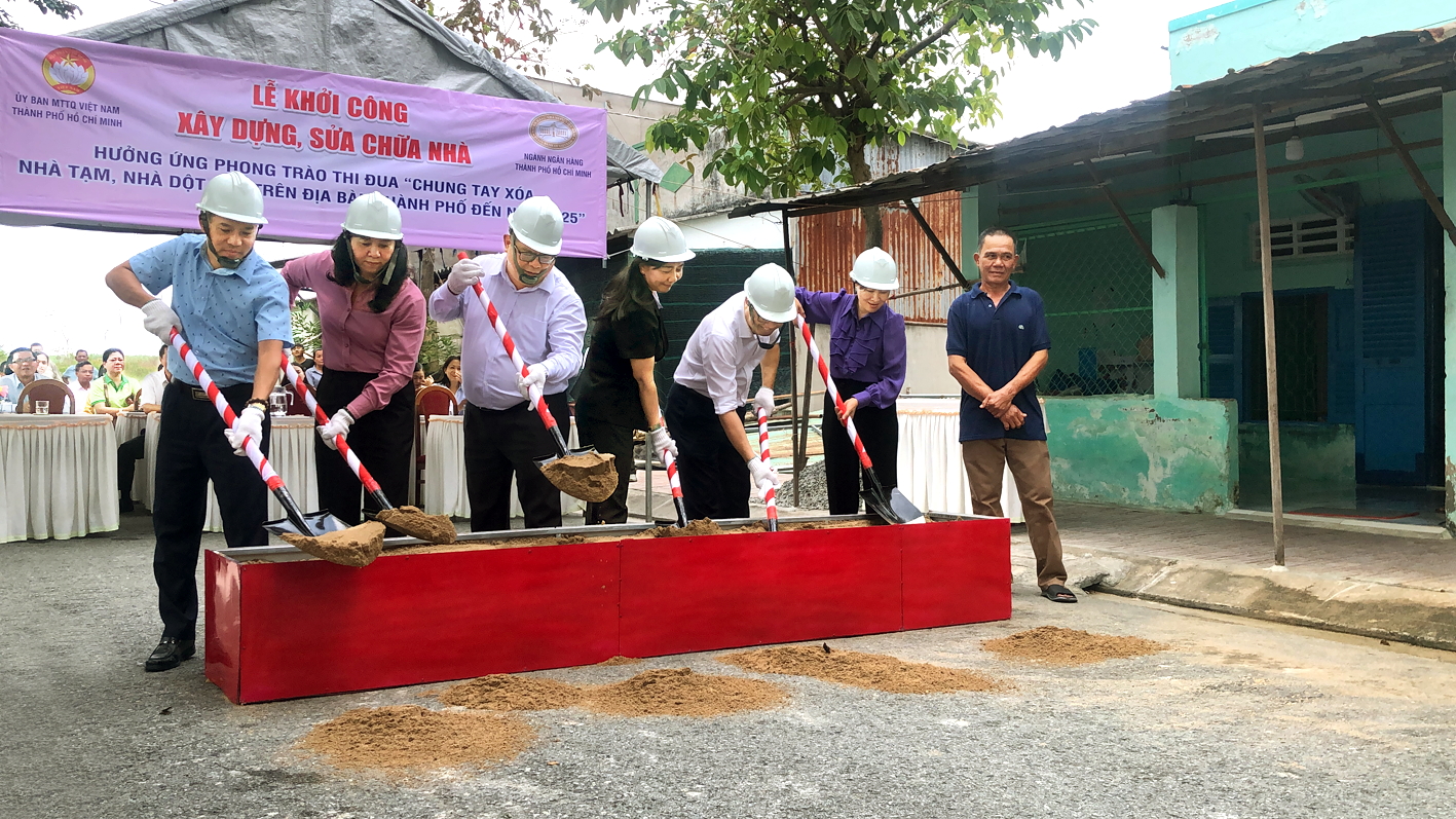 Lãnh đạo Ủy ban MTTQ Việt Nam TPHCM cùng đại biểu làm lễ khởi công cải tạo, sửa chữa nhà của ông Nguyễn Văn Dũng ở khu phố Giồng Ao, thị trấn Cần Thạnh, huyện Cần Giờ - Ảnh: Quốc Ngọc