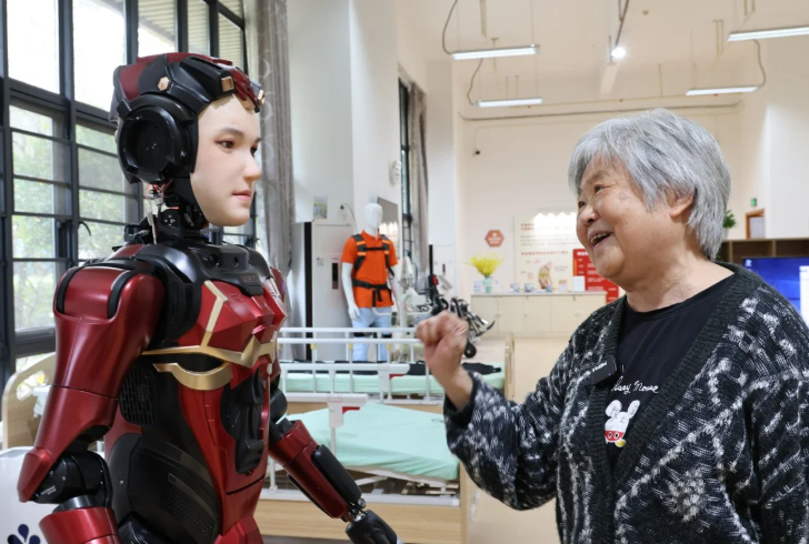 Nhật Bản già hóa chuyển sang robot AI để chăm sóc người cao tuổi