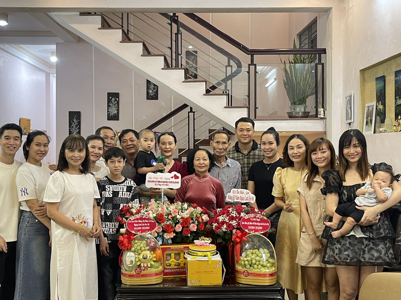 Con cháu quây quần kỉ niệm ngày cưới  của ông bà. Ảnh gia đình cung cấp