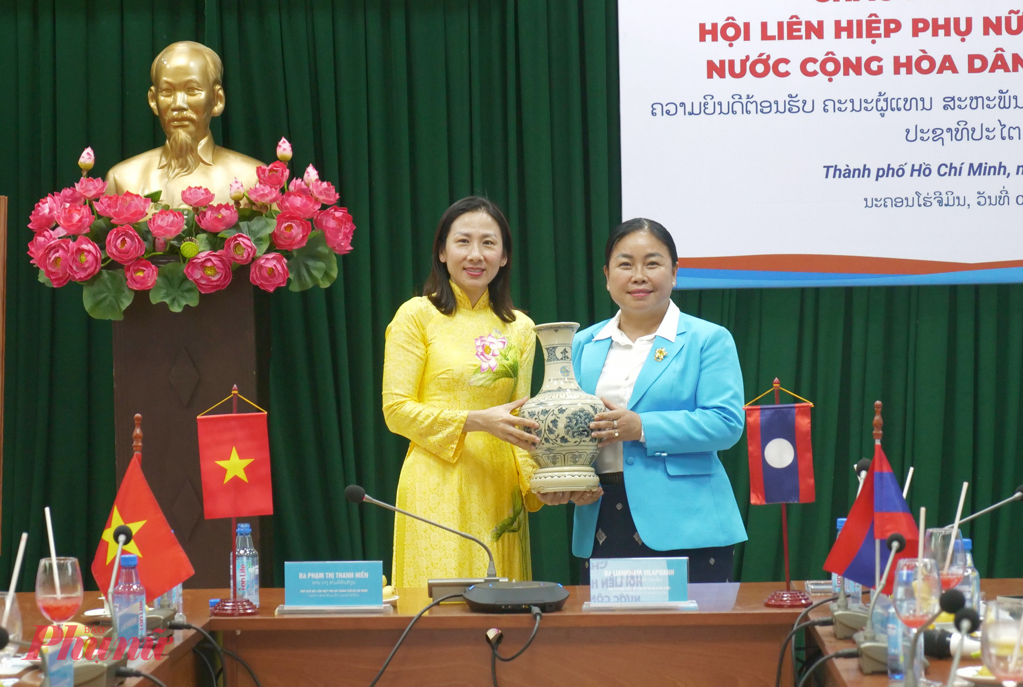 Chủ tịch Hội phụ nữ 2 đơn vị tặng quà lưu niệm cho nhau nhân buổi gặp mặt và làm việc 
