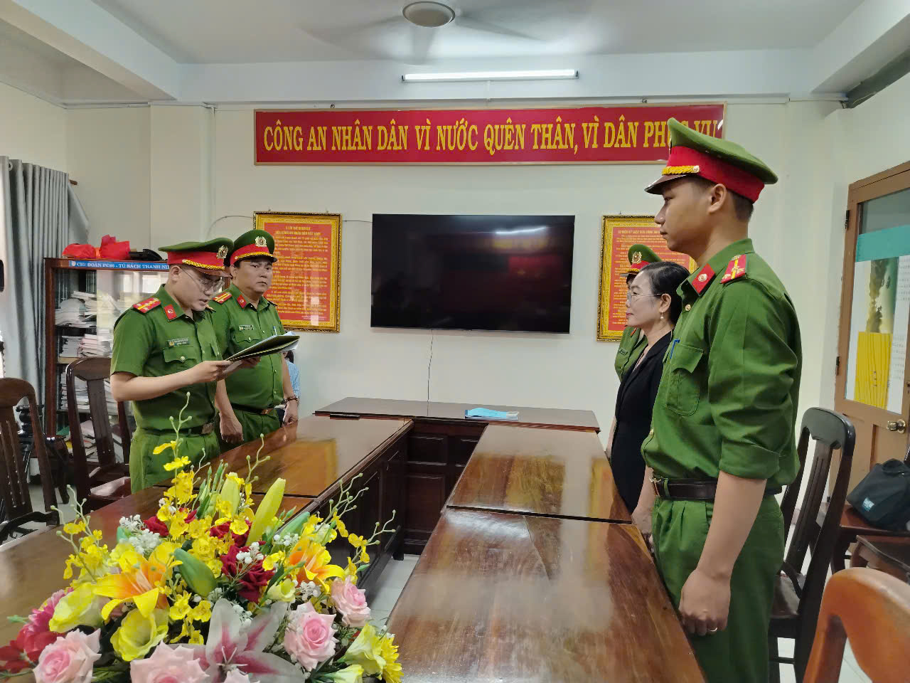 Cơ quan CSĐT Công an tỉnh Phú Yên thi hành các quyết định đối với bà Đặng Thị Hòa Hiệp. Ảnh Công an Phú Yên