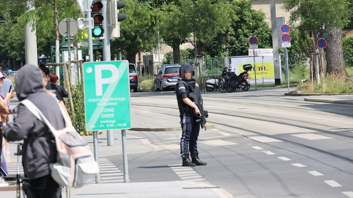 Cảnh sát phong tỏa khu vực gần trường học nơi xảy ra vụ xả súng - Ảnh: Kronen Zeitung
