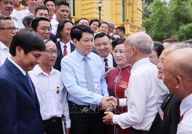 Chủ tịch nước Lương Cường: Sáng tạo và tài hoa nghệ nhân làm nên hồn cốt làng nghề Việt Chủ tịch nước Lương Cường với các nghệ nhân làng nghề tiêu biểu toàn quốc. Ảnh: Lâm Khánh/TTXVN