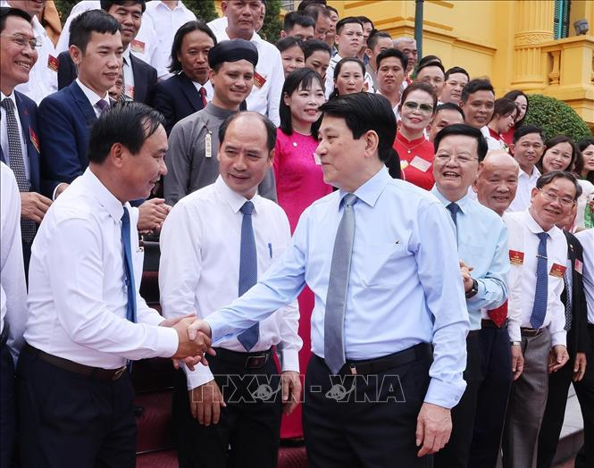 Chủ tịch nước Lương Cường: Sáng tạo và tài hoa nghệ nhân làm nên hồn cốt làng nghề Việt Chủ tịch nước Lương Cường với các nghệ nhân làng nghề tiêu biểu toàn quốc. Ảnh: Lâm Khánh/TTXVN