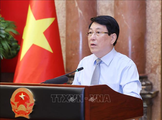 Chủ tịch nước Lương Cường: Sáng tạo và tài hoa nghệ nhân làm nên hồn cốt làng nghề Việt Chủ tịch nước Lương Cường nói chuyện với các nghệ nhân làng nghề tiêu biểu toàn quốc. Ảnh: Lâm Khánh/TTXVN
