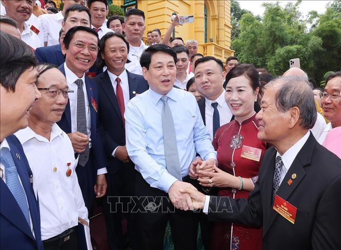 Chủ tịch nước Lương Cường: Sáng tạo và tài hoa nghệ nhân làm nên hồn cốt làng nghề Việt Chủ tịch nước Lương Cường với các nghệ nhân làng nghề tiêu biểu toàn quốc. Ảnh: Lâm Khánh/TTXVN