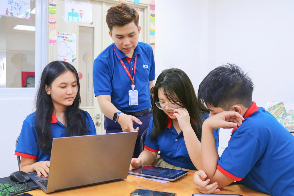 Đừng để trí tuệ nhân tạo tước đi tư duy của trẻ Học sinh THCS của hệ thống trường liên cấp song ngữ ICS trong một tiết học về AI - ẢNH: NGUYỄN LOAN