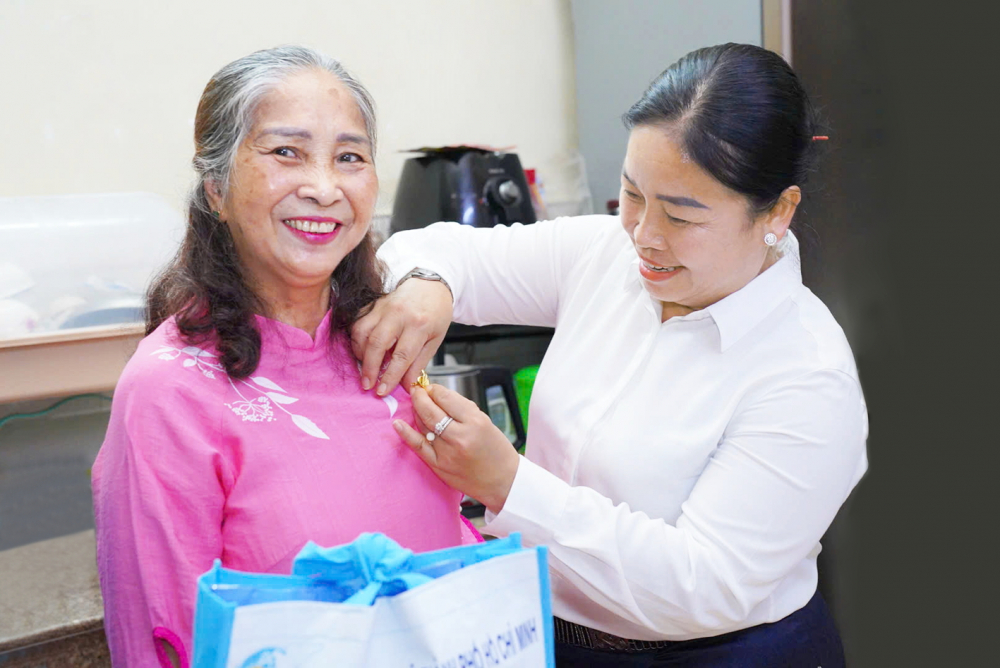 Hội LHPN TPHCM và Hội LHPN Viêng Chăn: Nhịp cầu bền chặt cho tình hữu nghị Việt - Lào Bà Lienkham Vilaphanh - Chủ tịch Hội LHPN thủ đô Viêng Chăn - tặng quà lưu niệm cho bà Lê Thị Minh Huệ - gia đình tiêu biểu trong chương trình “Gia đình Việt với sinh viên Lào, Campuchia đang học tập tại TPHCM”