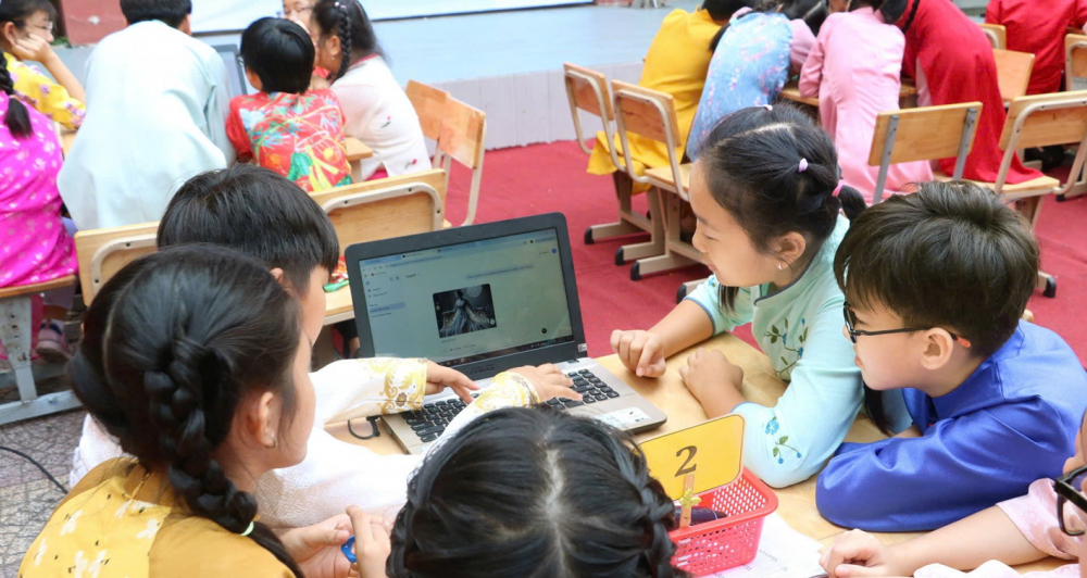 Đừng để trí tuệ nhân tạo tước đi tư duy của trẻ Học sinh lớp Năm, Trường tiểu học Đặng Trần Côn, quận 4, TPHCM ứng dụng AI để thiết kế áo dài - ẢNH: TRANG THƯ