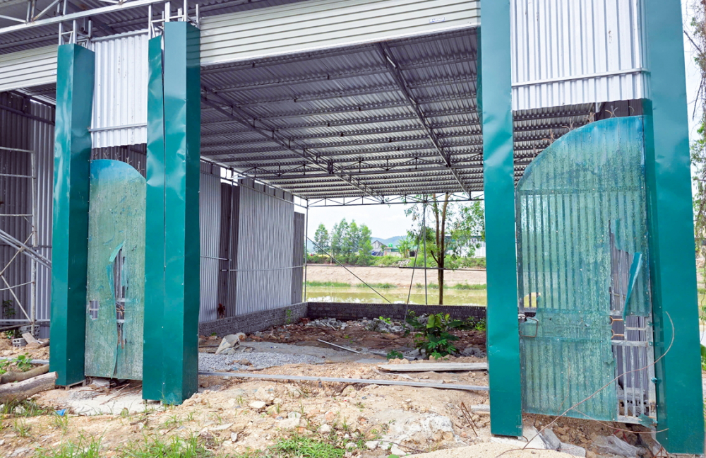 Nhiều móng nhà được xây “chớp nhoáng” trong đêm trên hành lang kênh Vách Bắc rồi dựng tôn dù bị ngăn cản