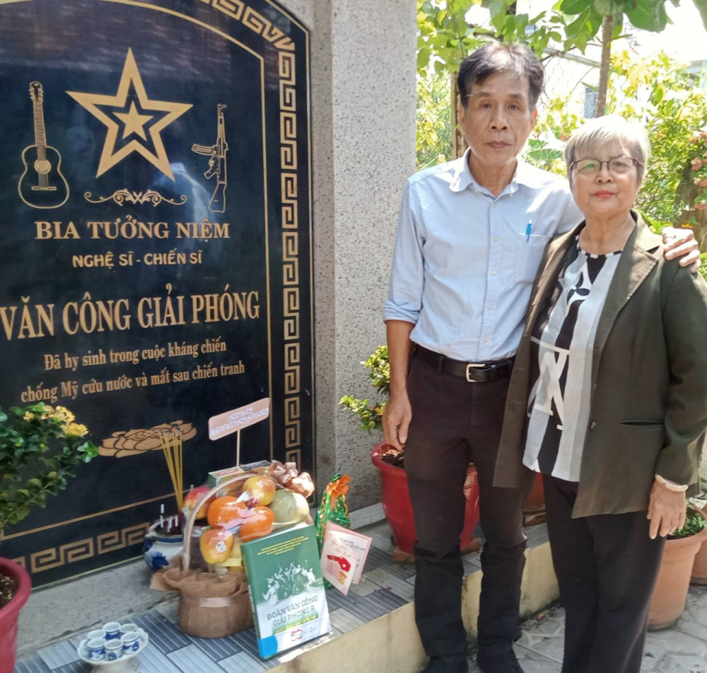 Nhà thơ, nhà báo Lê Minh Quốc: “Giá như sách được làm sớm hơn…” Nhà thơ, nhà báo Lê Minh Quốc và Nghệ sĩ ưu tú Phi Yến tưởng nhớ các nghệ sĩ - chiến sĩ văn công giải phóng đã hy sinh, sau khi hoàn thành công trình sách Đoàn văn công giải phóng R - một dấu ấn lịch sử - Ảnh do nhân vật cung cấp