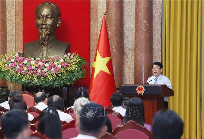 Chủ tịch nước Lương Cường: Sáng tạo và tài hoa nghệ nhân làm nên hồn cốt làng nghề Việt Chủ tịch nước Lương Cường nói chuyện với các nghệ nhân làng nghề tiêu biểu toàn quốc. Ảnh: Lâm Khánh/TTXVN