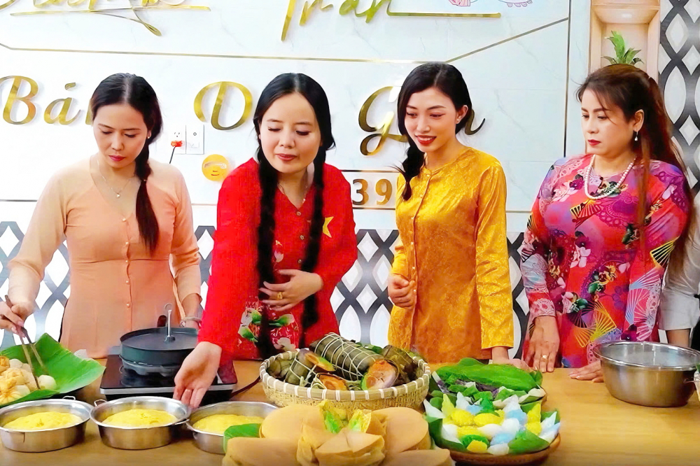 Cô gái có 2 bằng đại học chọn làm người “giữ lửa” bánh quê Chị Trần Kim Cương (thứ hai từ trái qua) có hơn 10 năm dạy làm bánh dân gian - ẢNH: CÁT QUÂN