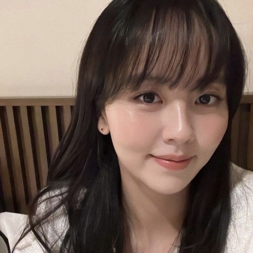Uống đủ nước mỗi ngày: Kim So Hyun xem việc uống đủ 2 lít nước mỗi ngày như một nguyên tắc vàng trong quá trình chăm sóc và gìn giữ sức khỏe làn da. Việc cung cấp đủ nước giúp thúc đẩy quá trình trao đổi chất, hỗ trợ đào thải độc tố, đồng thời tạo điều kiện cho da tăng sinh collagen và làm chậm các dấu hiệu lão hóa. Một làn da đủ nước sẽ giữ được độ ẩm tự nhiên, hạn chế xỉn màu, sạm da và trở nên mịn màng, căng bóng hơn.