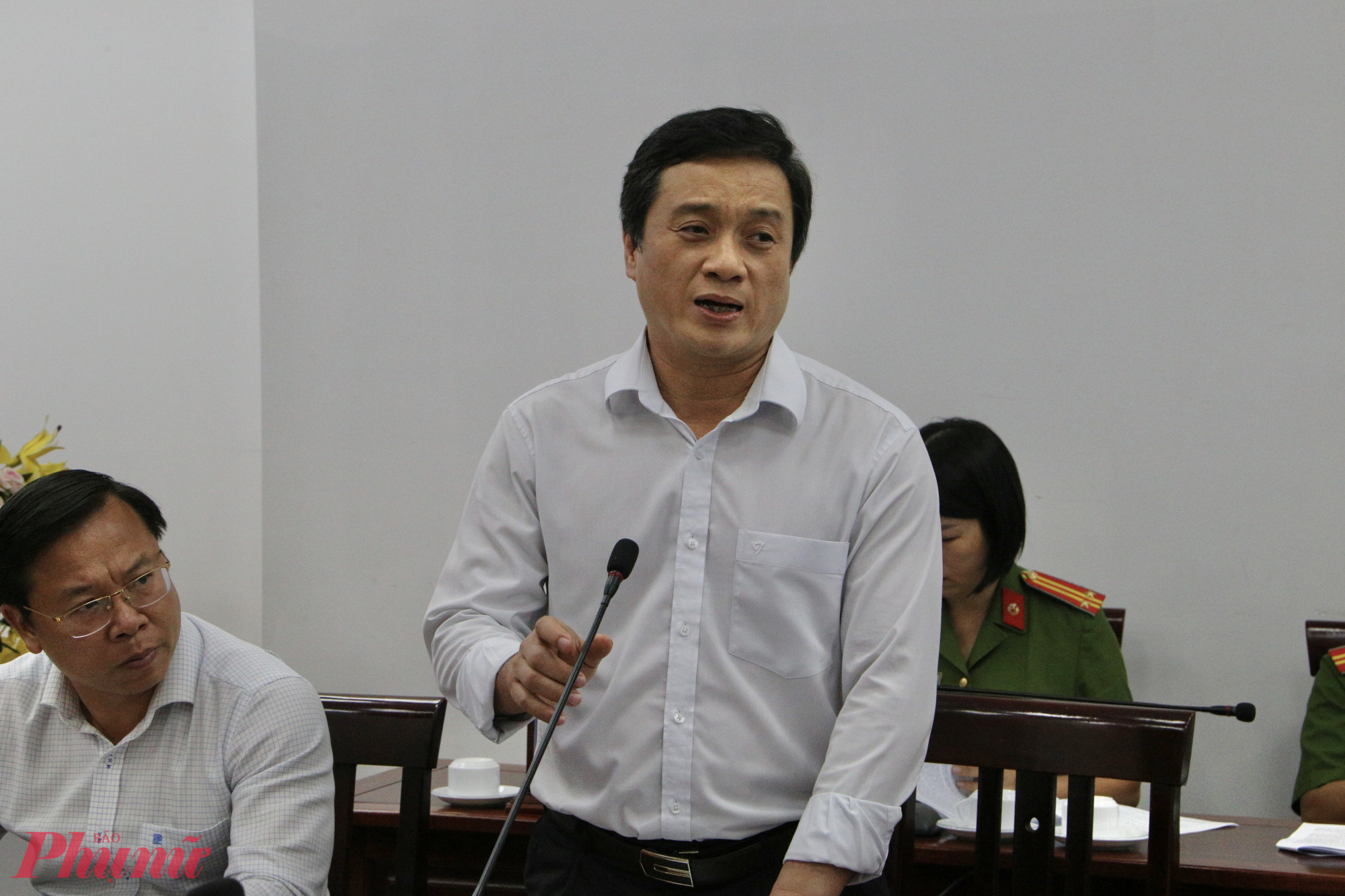 Ông Nguyễn Trung Anh – Chủ tịch UBND quận Bình Tân báo cáo tình hình kinh tế - xã hội quận trong 5 tháng đầu năm - Ảnh: Thanh Tâm 