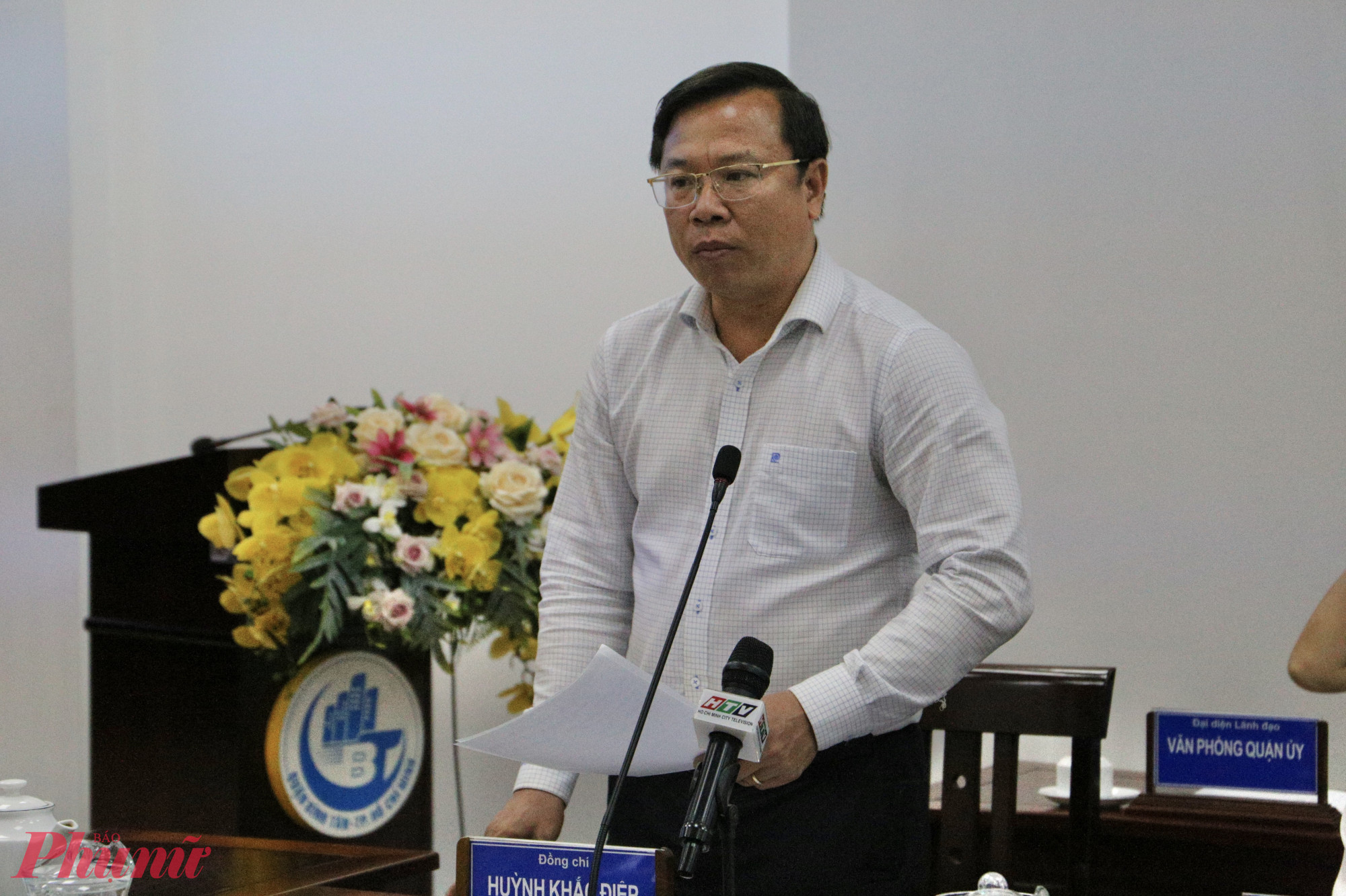 Ông Huỳnh Khắc Điệp - Bí thư Quận uỷ Bình Tân thông tin trong buổi họp - Ảnh: Thanh Tâm