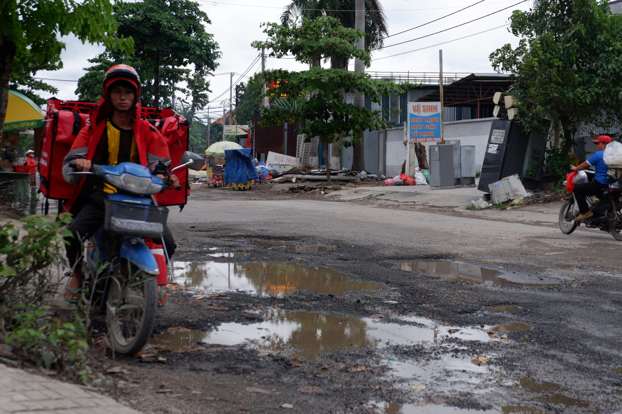 Ổ gà, ổ voi giăng "bẫy" đầy đường Lò Lu Nhiều người phải tránh né, nguy cơ tai nạn giao thông rất lớn.