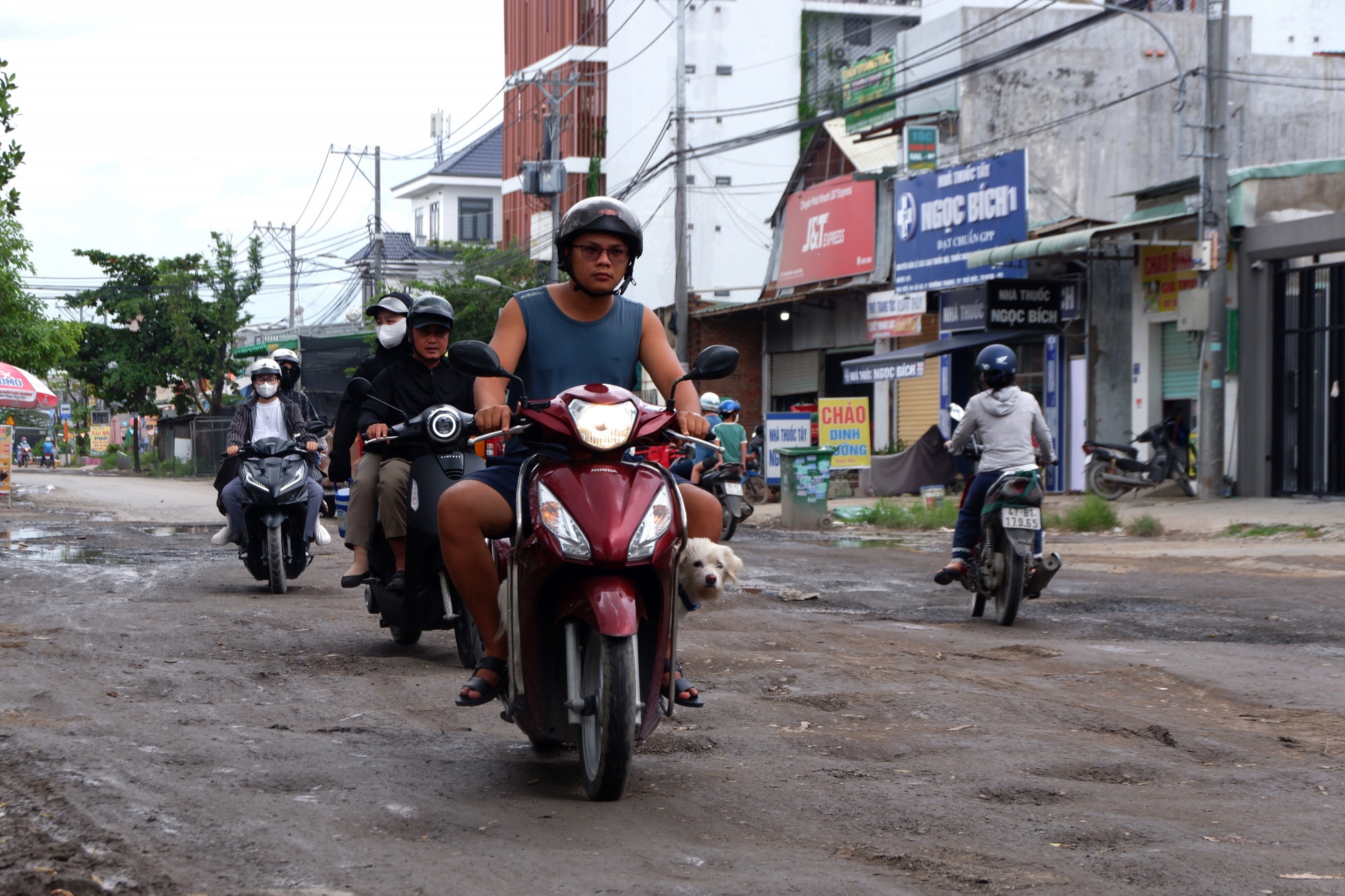 Ổ gà, ổ voi giăng "bẫy" đầy đường Lò Lu ccc