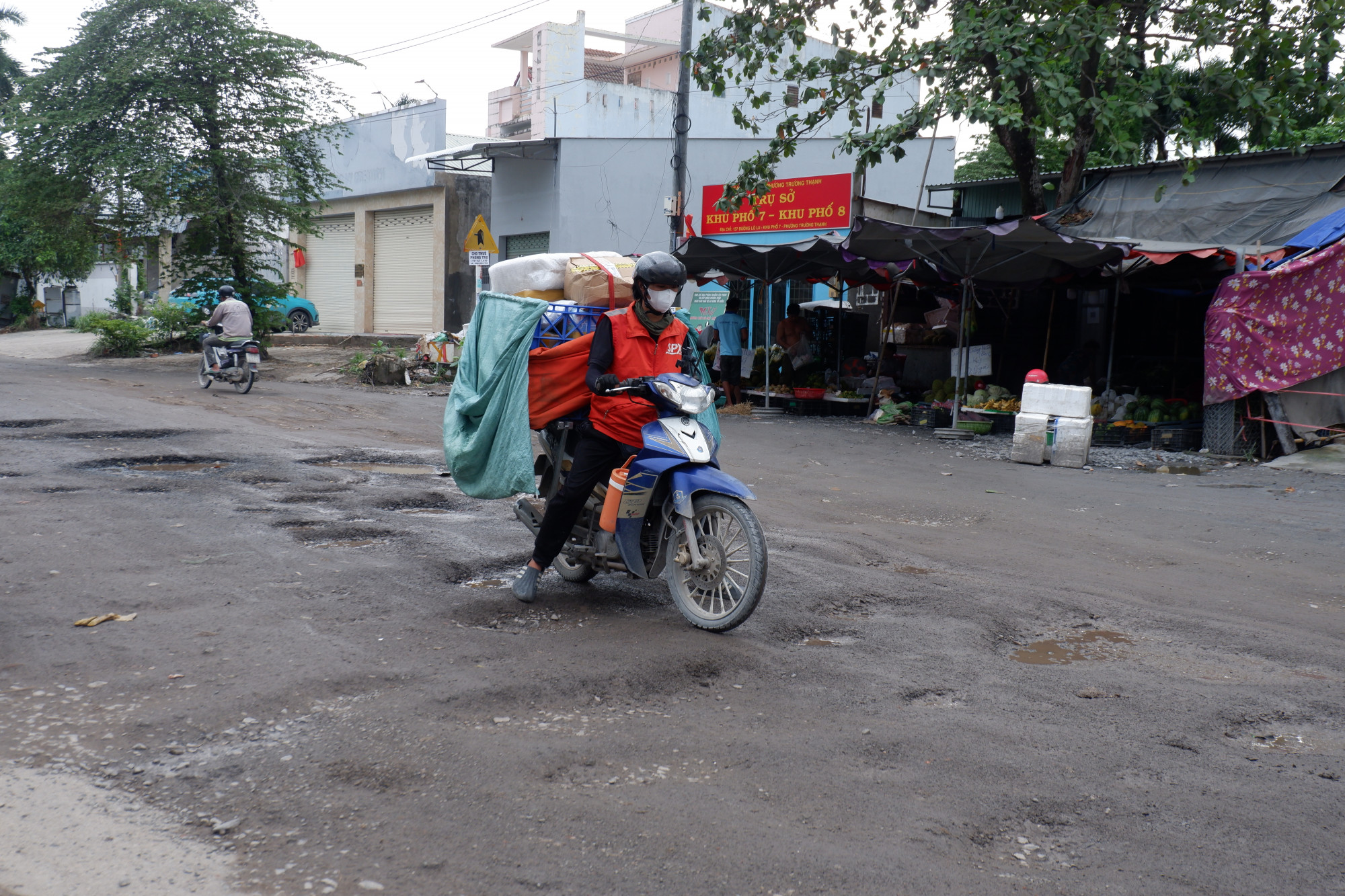 Ổ gà, ổ voi giăng "bẫy" đầy đường Lò Lu Người dân rất mong cơ quan chức năng nhanh chóng khắc phục.