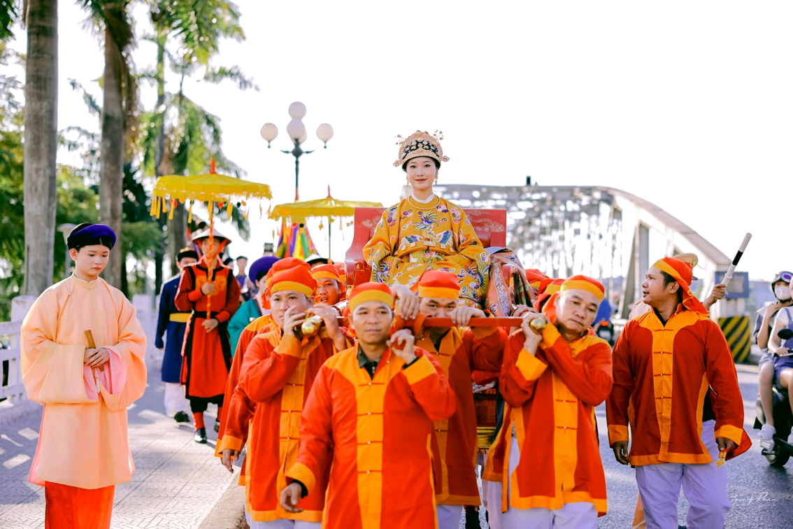 Đội gánh kiệu mặc đồ âm công (người gánh đám ma) gây tranh cãi - ẢNH: CTV