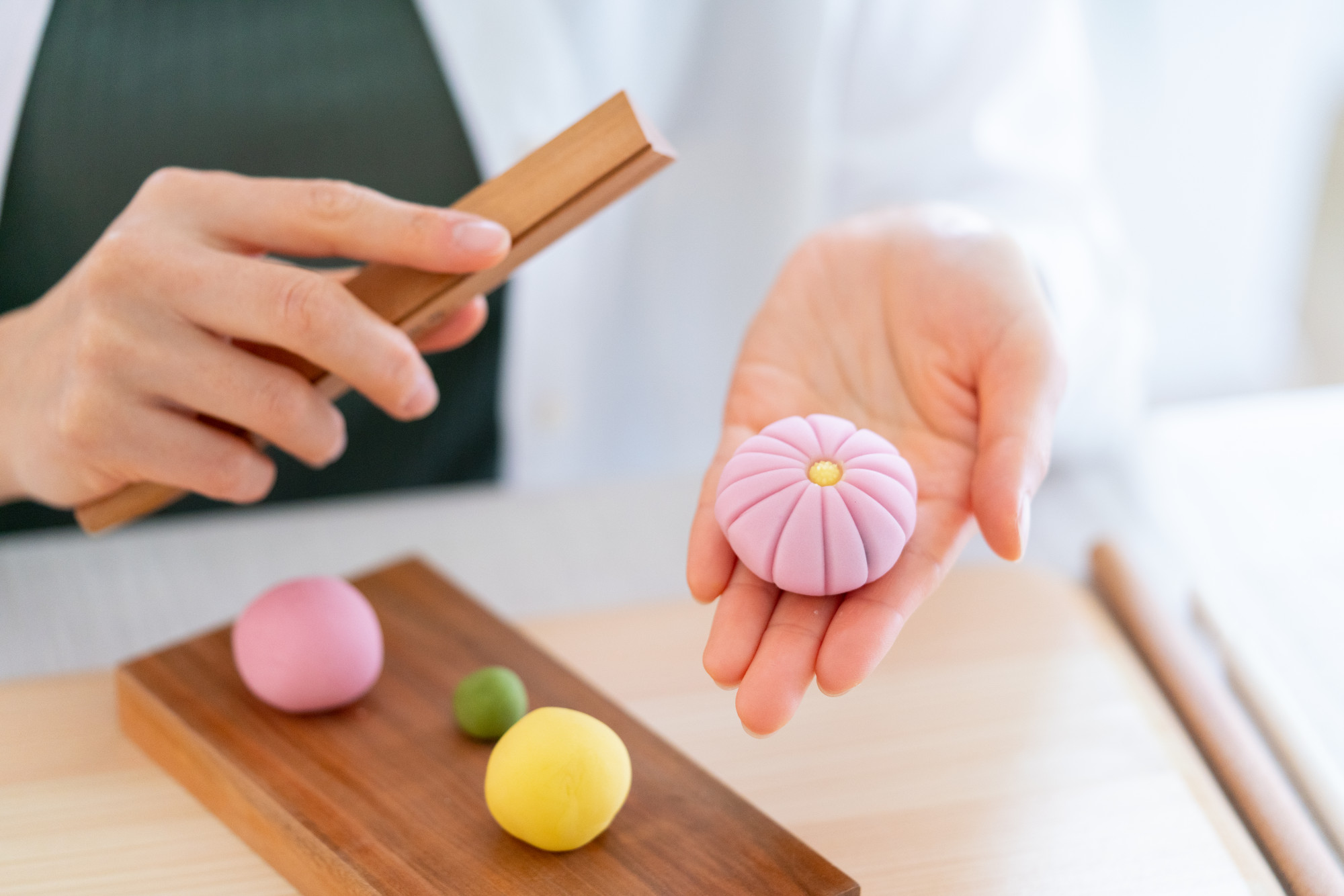 Nếu yêu thích sự khéo léo và tinh tế, bạn có thể chọn làm bánh wagashi – món bánh ngọt truyền thống đại diện cho vẻ đẹp bốn mùa Nhật Bản. Nguyên liệu thường gồm đậu đỏ, bột nếp hoặc bột gạo, đường và các loại hoa quả, nhưng điều tạo nên sức hấp dẫn của wagashi chính là hình dáng mô phỏng thiên nhiên: đóa hoa cúc, chiếc lá phong hay giọt sương mai. Từng chiếc bánh nhỏ là một tác phẩm nghệ thuật, chứa đựng sự nhẹ nhàng, trang nhã của văn hóa Nhật.