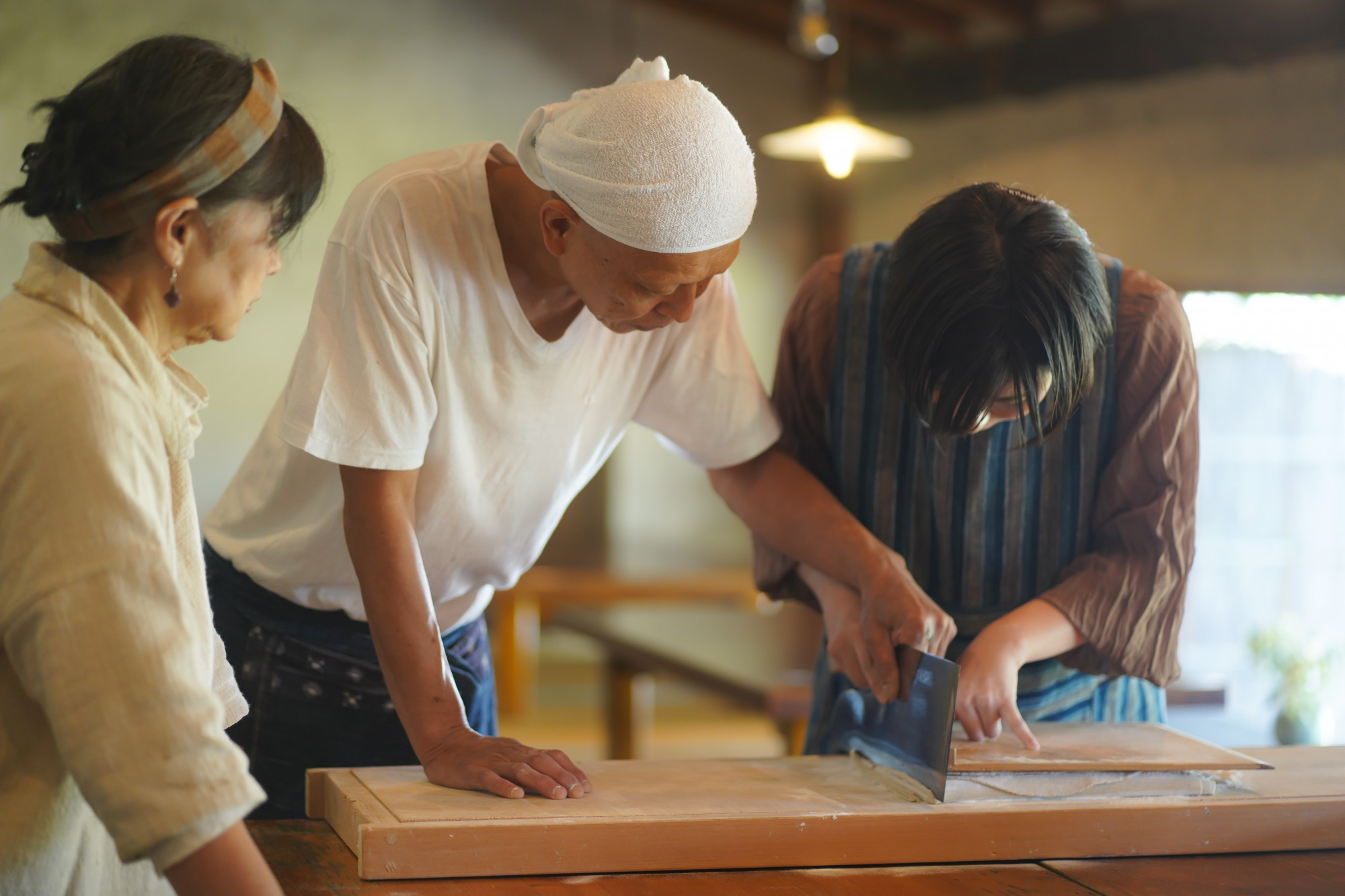 Ngày 3: Tự tay làm mì soba và bánh Wagashi – Thưởng thức nét tinh tế trong ẩm thực Nhật: Ngày cuối cùng, hãy thử một trải nghiệm chậm rãi và đầy chất thiền – làm mì soba truyền thống. Dưới sự hướng dẫn của nghệ nhân địa phương, bạn sẽ học cách nhào bột kiều mạch, cán mỏng và cắt sợi đều tăm tắp. Sau khi luộc chín, mì sẽ được ăn nóng trong nước dùng hoặc ăn lạnh kèm nước chấm đặc trưng, tạo nên hương vị thanh mát và giản dị nhưng không kém phần sâu sắc.