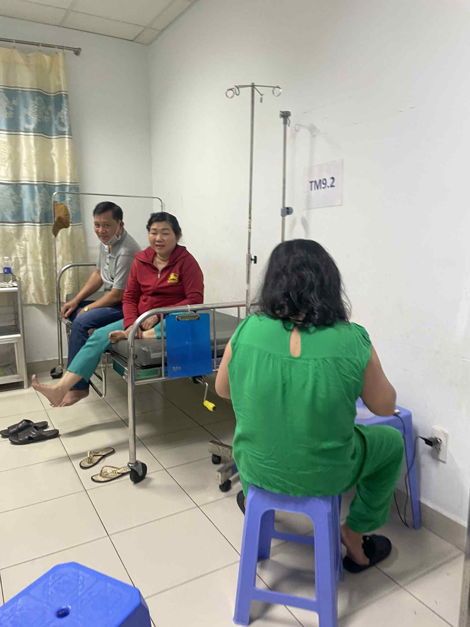 Hai bà sui là bạn thân, thích xài đồ đôi và luôn... nói xấu 1 người Má ruột của Linh bị bệnh phải đi viện, bà sui luôn túc trực cơm nước, chăm sóc (Ảnh: NVCC)