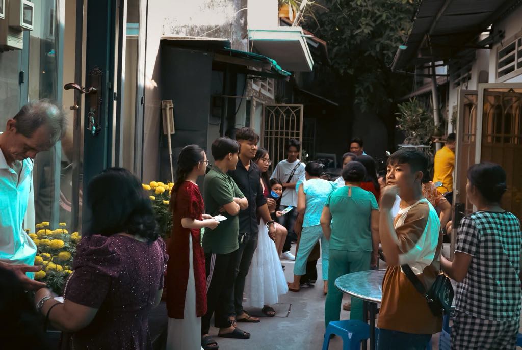 Hai bà sui là bạn thân, thích xài đồ đôi và luôn... nói xấu 1 người Đón được ba má ruột lên sống cùng, xóm nhỏ nhà chồng Linh như càng vui và rộn ràng hơn (Ảnh: NVCC)