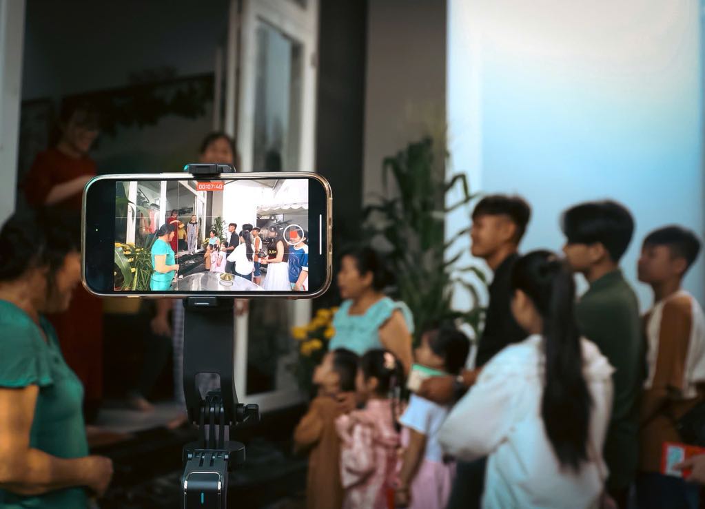 Hai bà sui là bạn thân, thích xài đồ đôi và luôn... nói xấu 1 người Khung cảnh tấp nập chờ lì xì ngày tết tại xóm nhỏ (Ảnh: NVCC)