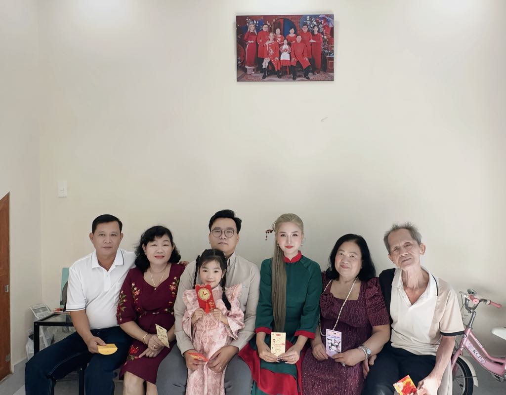 Hai bà sui là bạn thân, thích xài đồ đôi và luôn... nói xấu 1 người Vợ chồng Linh và con gái chụp ảnh cùng ba mẹ chồng (trái) và ba mẹ ruột (phải) (Ảnh: NVCC)