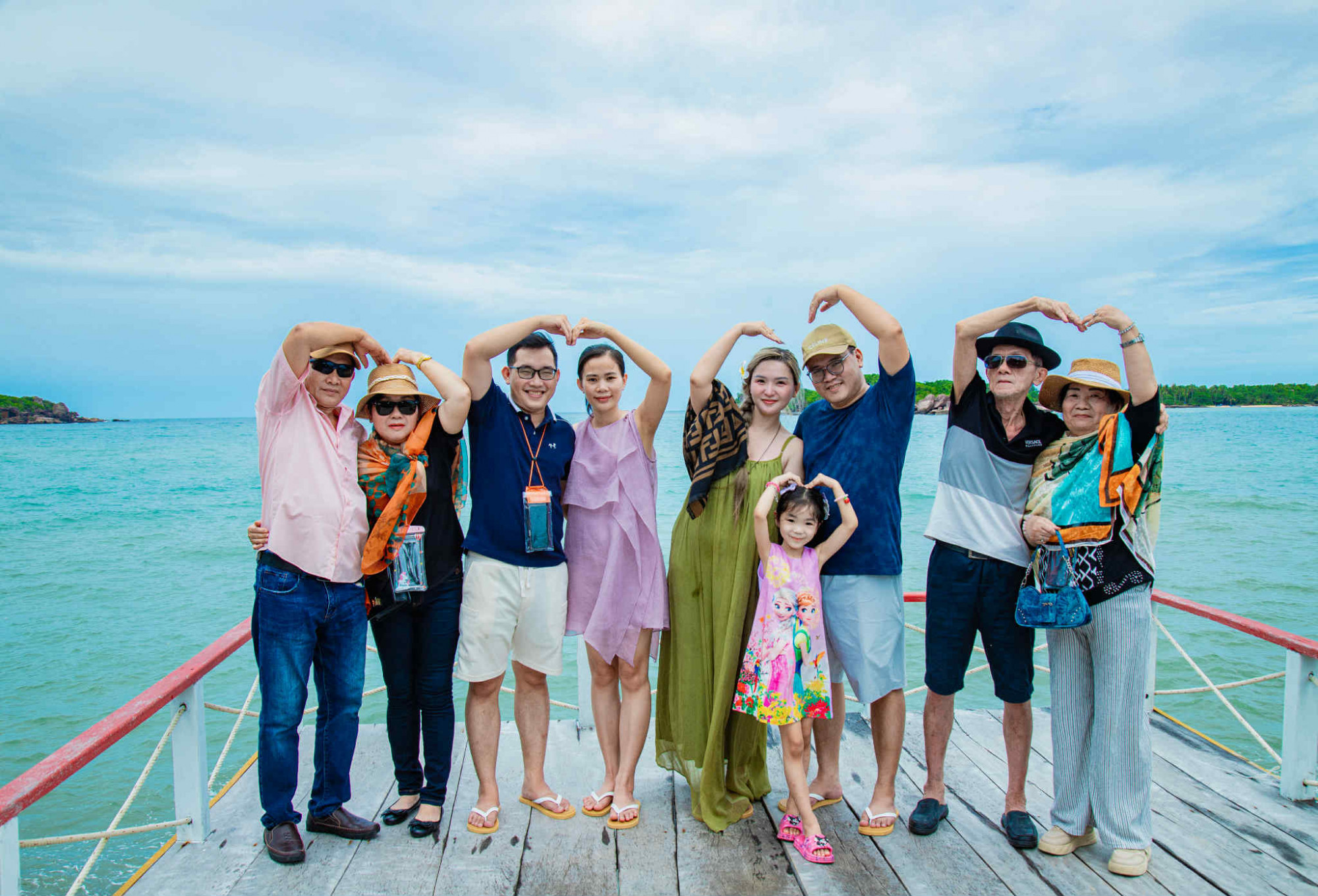 Hai bà sui là bạn thân, thích xài đồ đôi và luôn... nói xấu 1 người Vợ chồng Linh thường xuyên tổ chức những chuyến đi du lịch để gắn kết đại gia đình (Ảnh: NVCC)