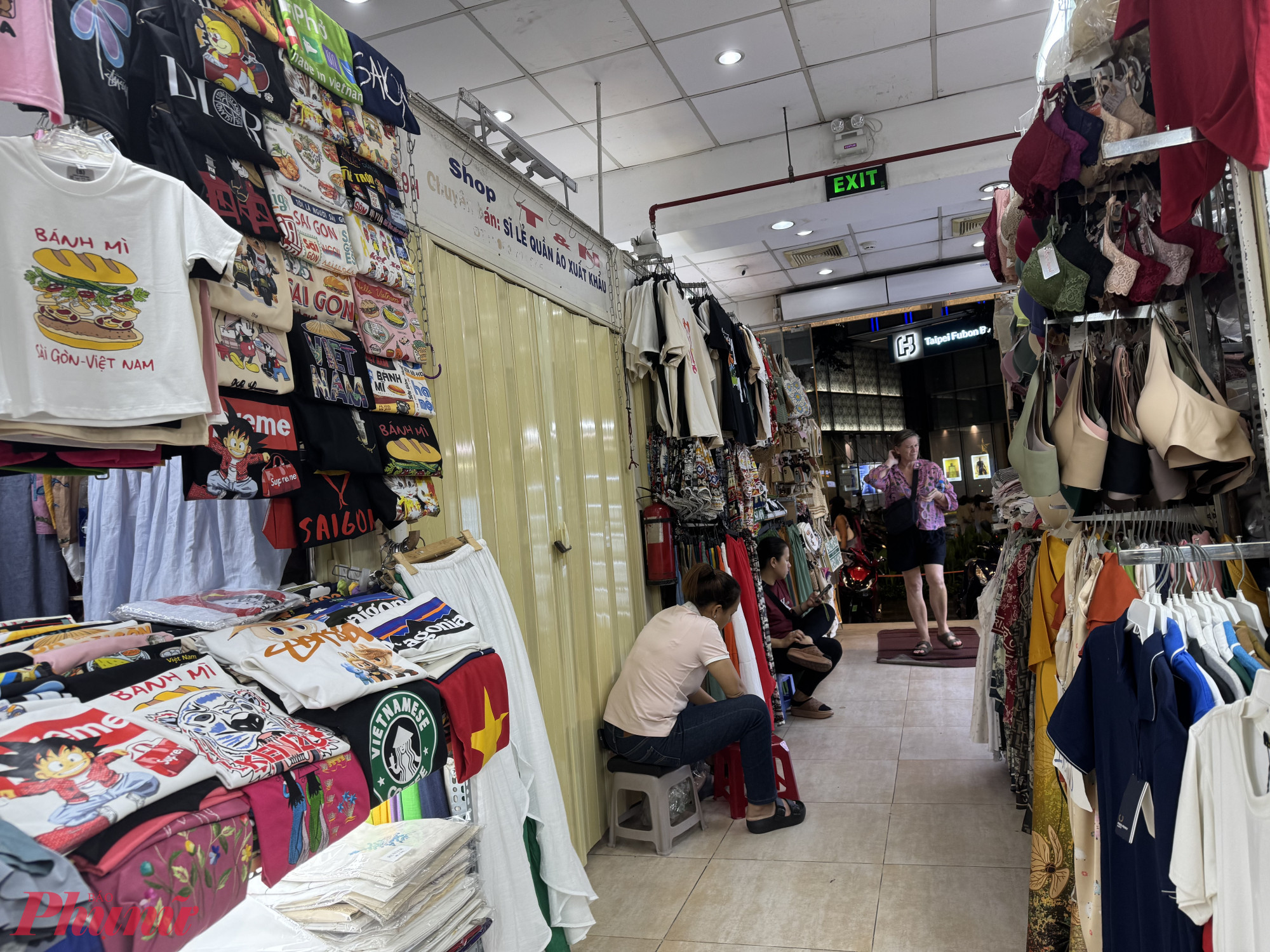 Trước cửa các sạp đều có người ngồi túc trực