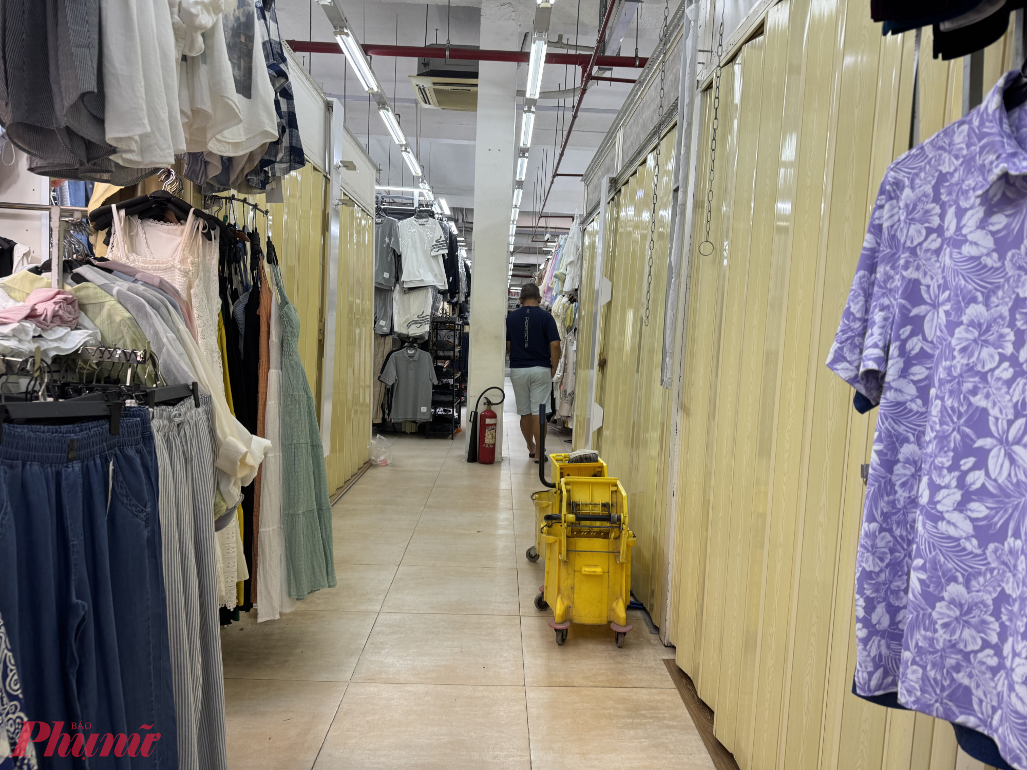 Nhiều sạp tại đây kinh doanh hàng giả đội lốt hàng hiệu với độ tinh xảo cao, giá trị sản phẩm không hề rẻ. 