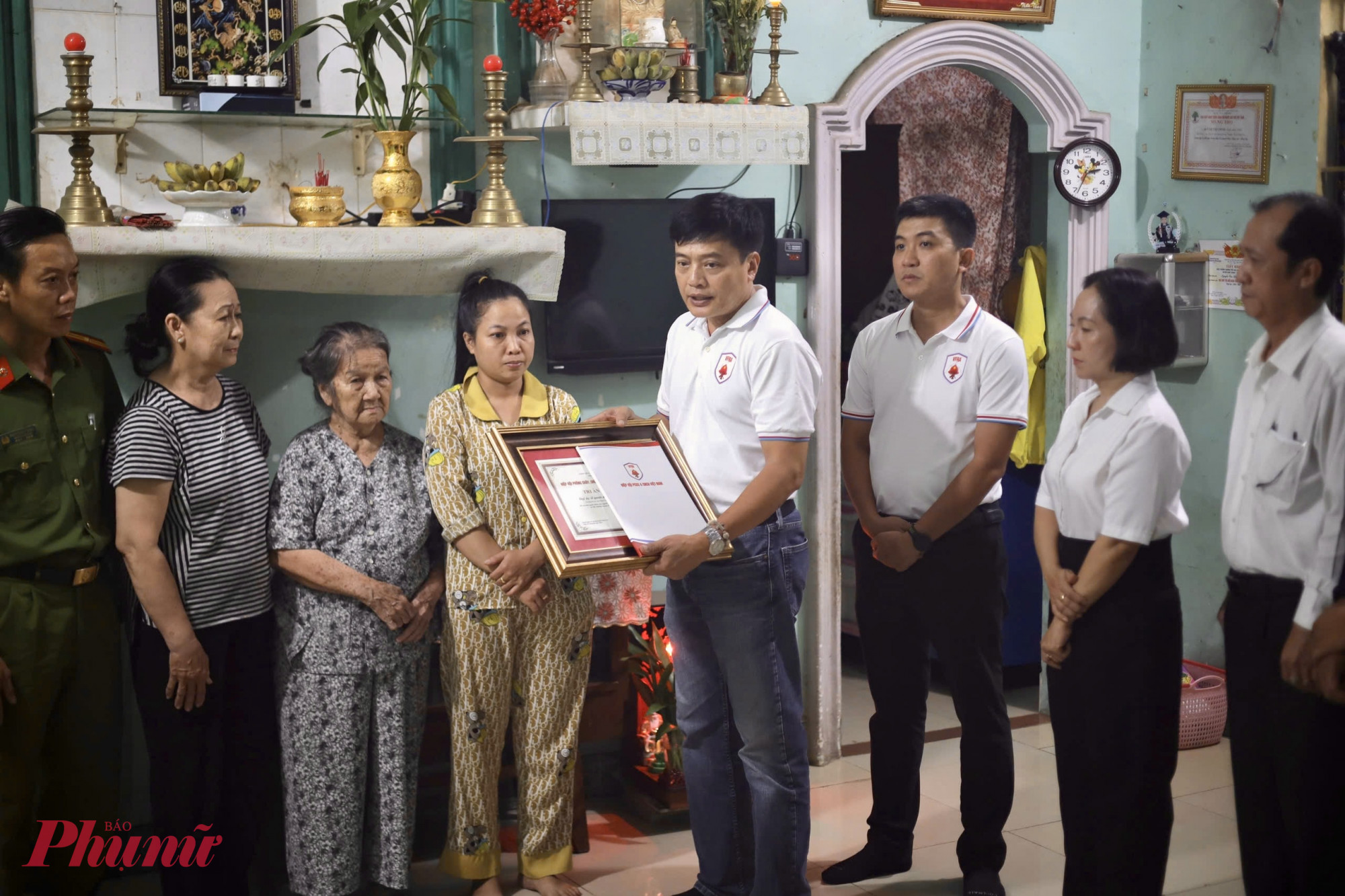 Đại diện Hiệp hội PCCC & CNCH Việt Nam trao Bằng Tri ân cho gia đình Đại úy Nguyễn Hoàng Minh - Ảnh: Thanh Tâm