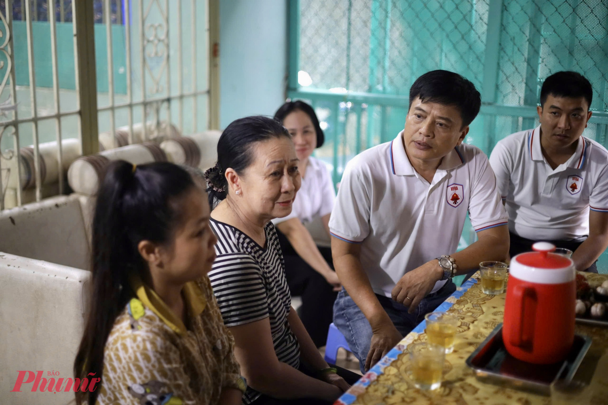 Ông Nguyễn Văn Hùng - Phó Tổng Thư ký Hiệp hội cùng đại diện PC07 Đồng Nai và Ban CHQS huyện Long Thành đã đến thăm hỏi, chia sẻ mất mát với gia đình Đại úy Nguyễn Hoàng Minh - Ảnh: Thanh Tâm