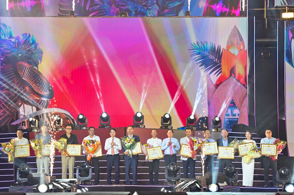 Đại diện Nam A Bank, bà Nguyễn Thị Thanh Đào - Thành viên HĐQT nhận hoa và bảng tri ân từ Ban tổ chức - Ảnh: Nam A Bank