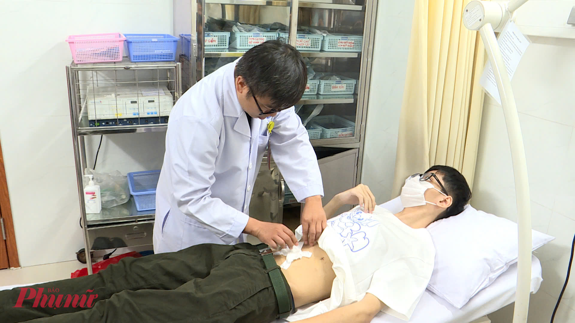 Bác sĩ bệnh viện thăm khám cho nam thanh niên