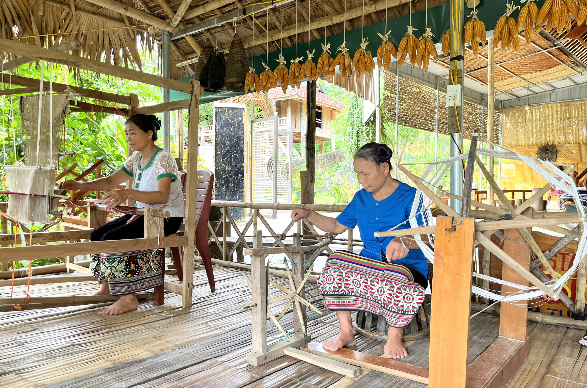 Phụ nữ người Thái ở xã Châu Tiến dệt thổ cẩm - Ảnh: Phan Ngọc