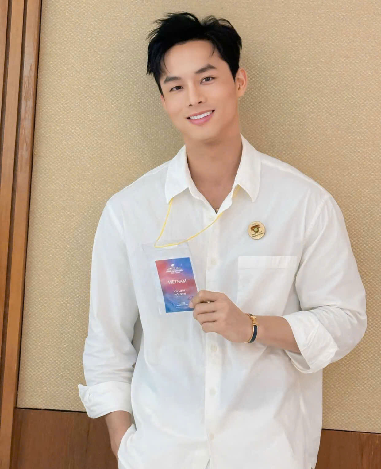 Nguyễn Vũ Linh sinh năm 1994, quê Bến Tre, từng đoạt nhiều thành tích như top 10 Mister Tourism Universe 2017, Á vương Hòa bình Quốc tế 2022. Anh còn thử sức trong lĩnh vực phim ảnh với những vai diễn trong phim Người thứ ba, Tiểu tam… Để có thể giành ngôi vị cao nhất, Vũ Linh phải vượt qua khoảng 40 thí sinh đến từ các quốc gia, vùng lãnh thổ. 