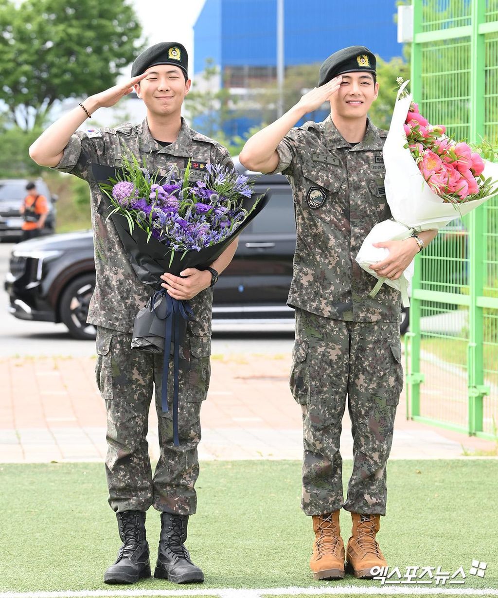 RM (bên trái) và V của BTS