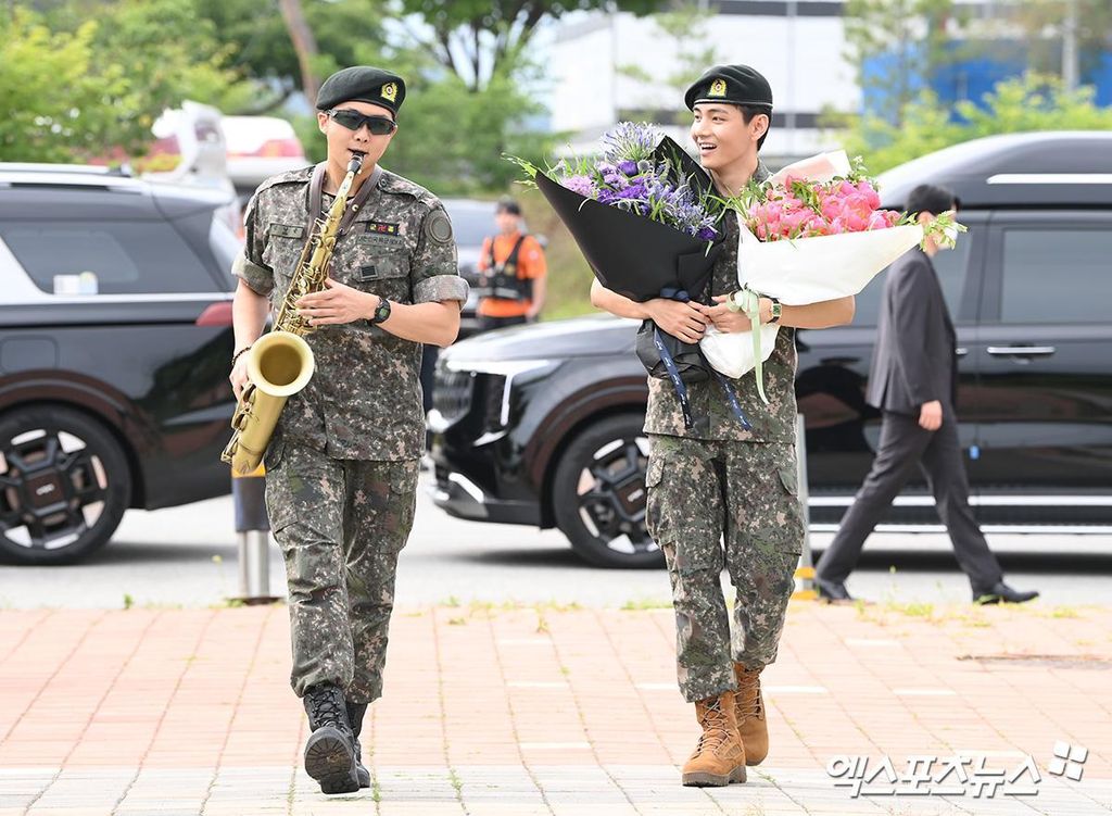 Hai thành viên của nhóm BTS được người hâm mộ chào đón nồng nhiệt ngày xuất ngũ