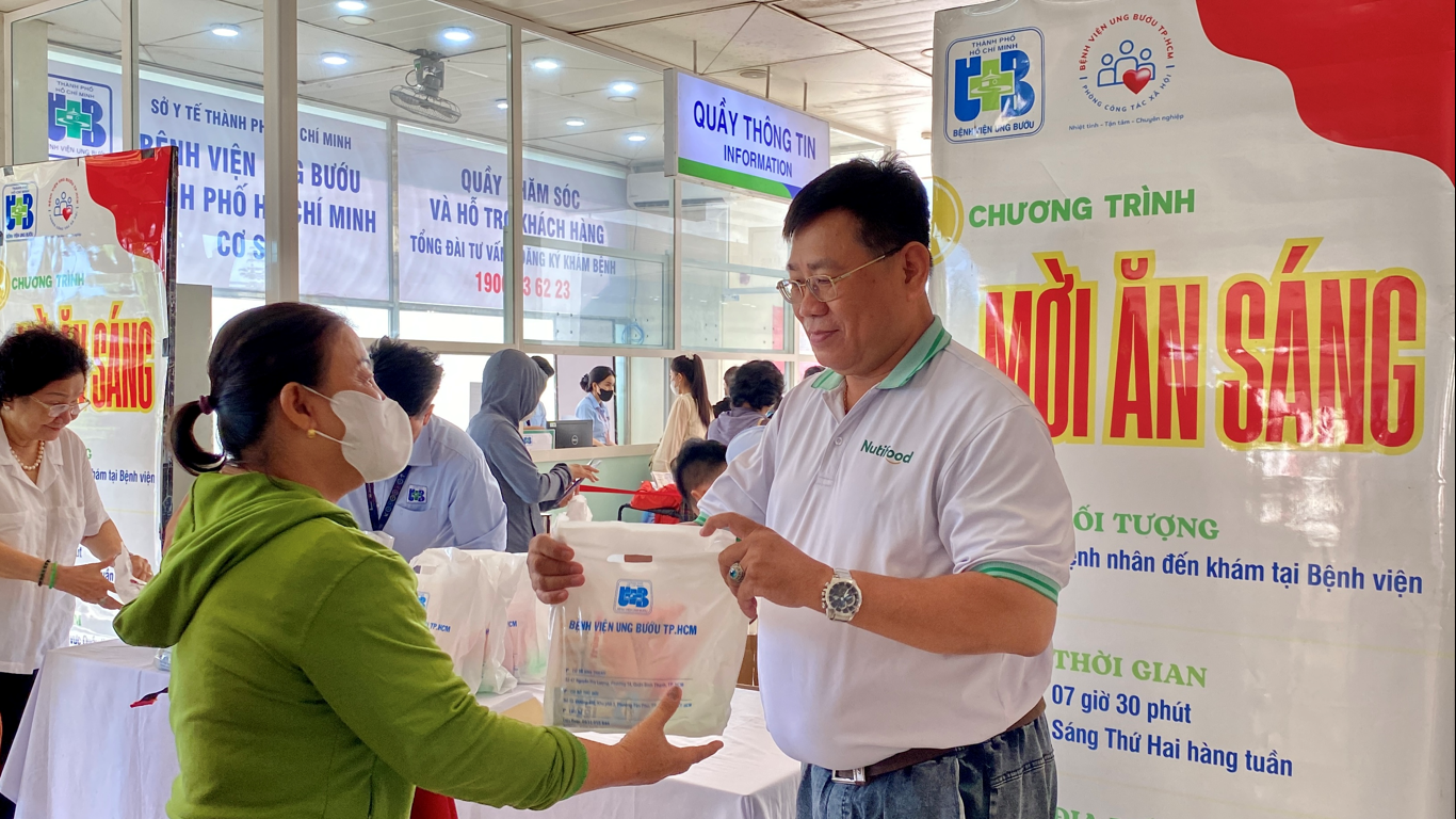 Đại diện Nutifood trao phần ăn sáng cho bà con - Ảnh: Nutifood